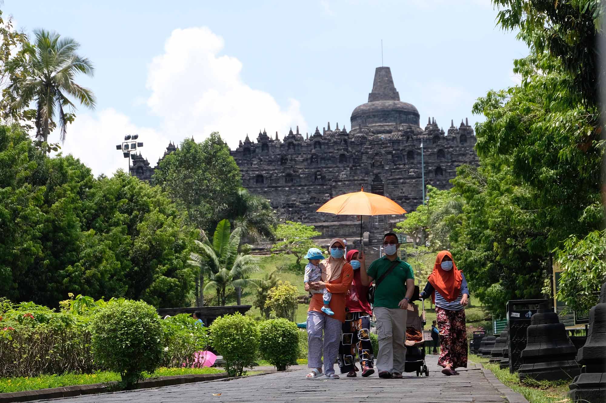 Sejumlah wisatawan berada di kompleks Taman Wisata Candi (TWC) Borobudur, Magelang, Jateng, Rabu (28/10/2020). Memasuki musim libur panjang kali ini wisatawan dari berbagai daerah mulai mengunjungi kawasan wisata candi Borobudur meskipun tidak diperbolehkan menaiki candi dan hanya dibatasi hanya 3.000 pengunjung per hari. ANTARA/Anis Efizudin